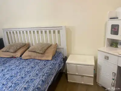 سرير نوم و2 كومدينو وتسريحة وادراج 2