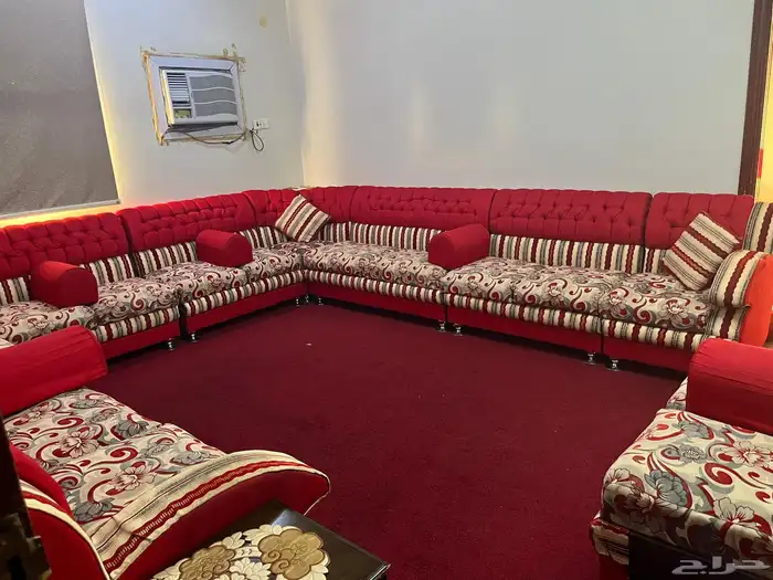 كنب عنابي شبه جديد 0