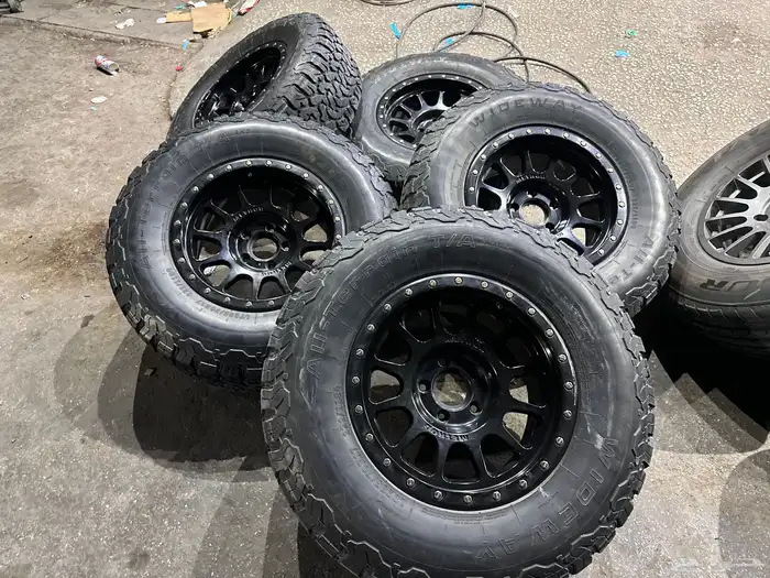 5 جنوط رنجلر مع كفرات نص حجري 285.70.17 ت22 0