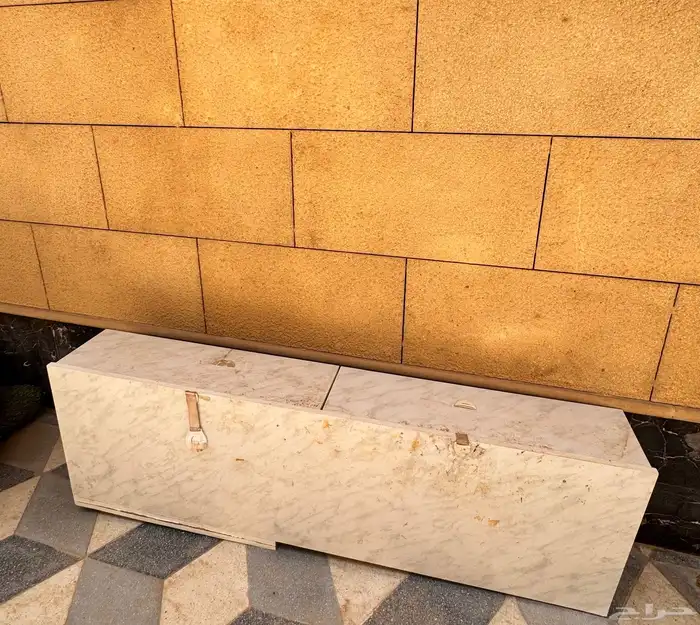 طاولة طعام وكرسيين معها وتسريحه وشاشة LED 1