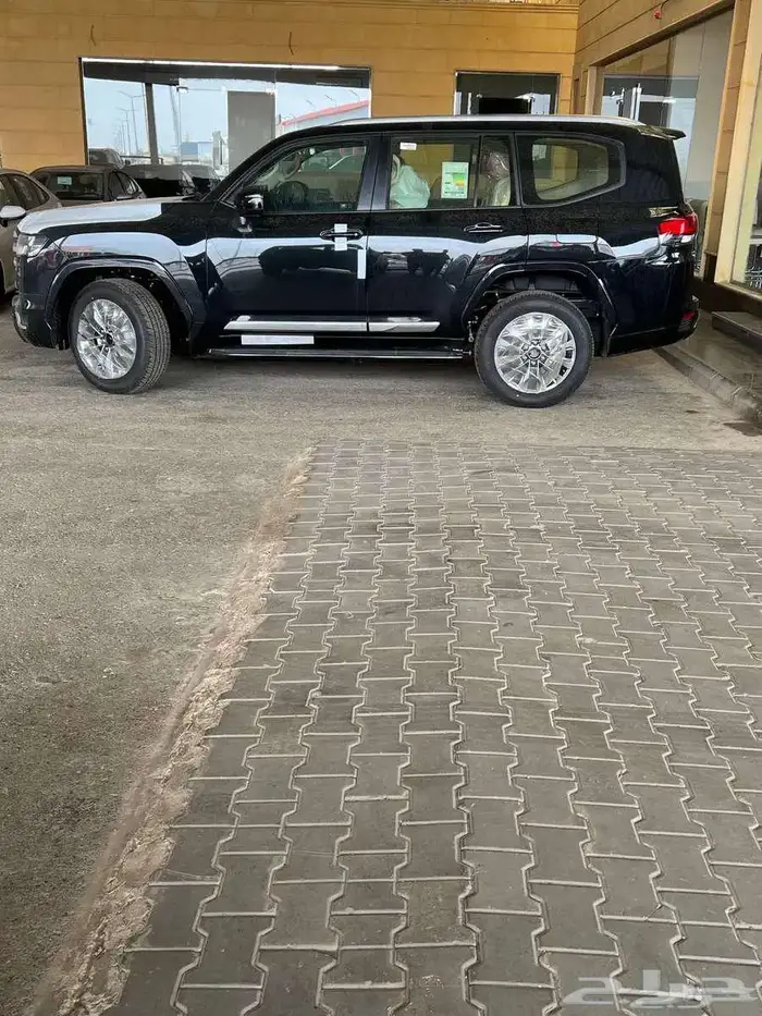لاندكروزر جي اكس ار GXR L5 بنزين أسود خليحي 2024 لدى الحسن 1