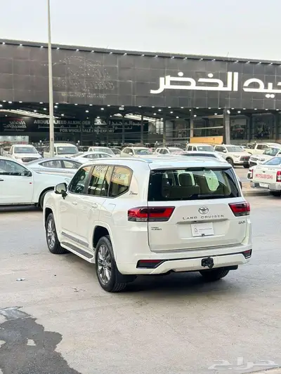 تويوتا لاندكروزر L4 موديل 2022 بنزين 4