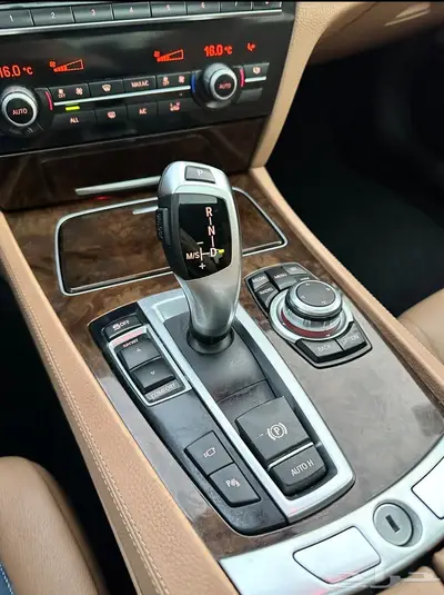 للبيع BMW 740 Li مخزن 2013 نظيف جدا ممشى 112 27