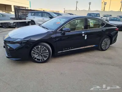 تويوتا كامري LE هايبرد 2025 سعودي ابيض و اسود و رمادي - عرض 0
