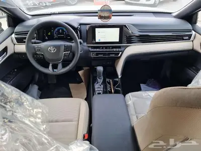 تويوتا كامري LE هايبرد 2025 سعودي ابيض و اسود و رمادي - عرض 10