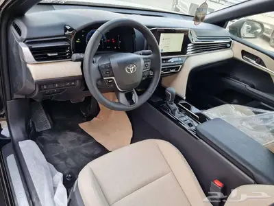 تويوتا كامري LE هايبرد 2025 سعودي ابيض و اسود و رمادي - عرض 9