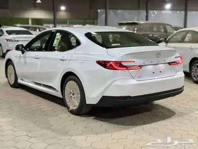 تويوتا كامري نص فل بنزين 2025 4