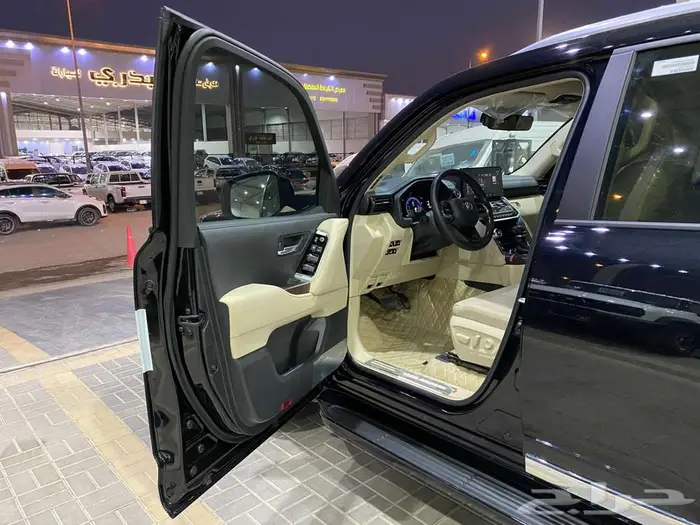 تويوتا جي اكس ار 2025 اسود L4 بنزين سعودي ماشيه 5200كم 36