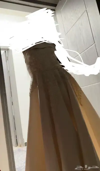 فستان لبسه وحده 0