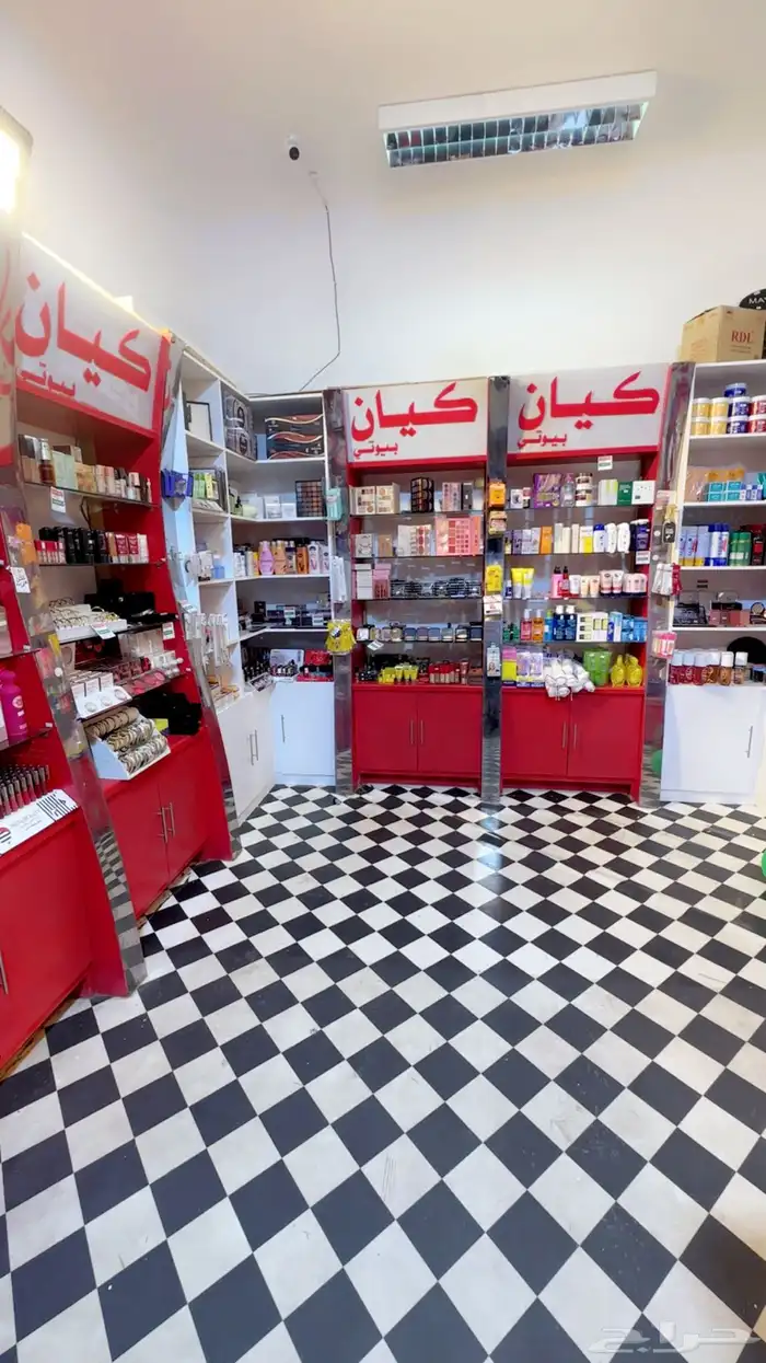 دواليب محل كاملة نظيفه جدا و بعضها جديد ماكمل سنه للبيع 0