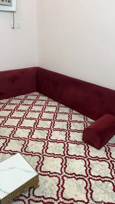جلسة ارضية مع السجاد والطاولة 0