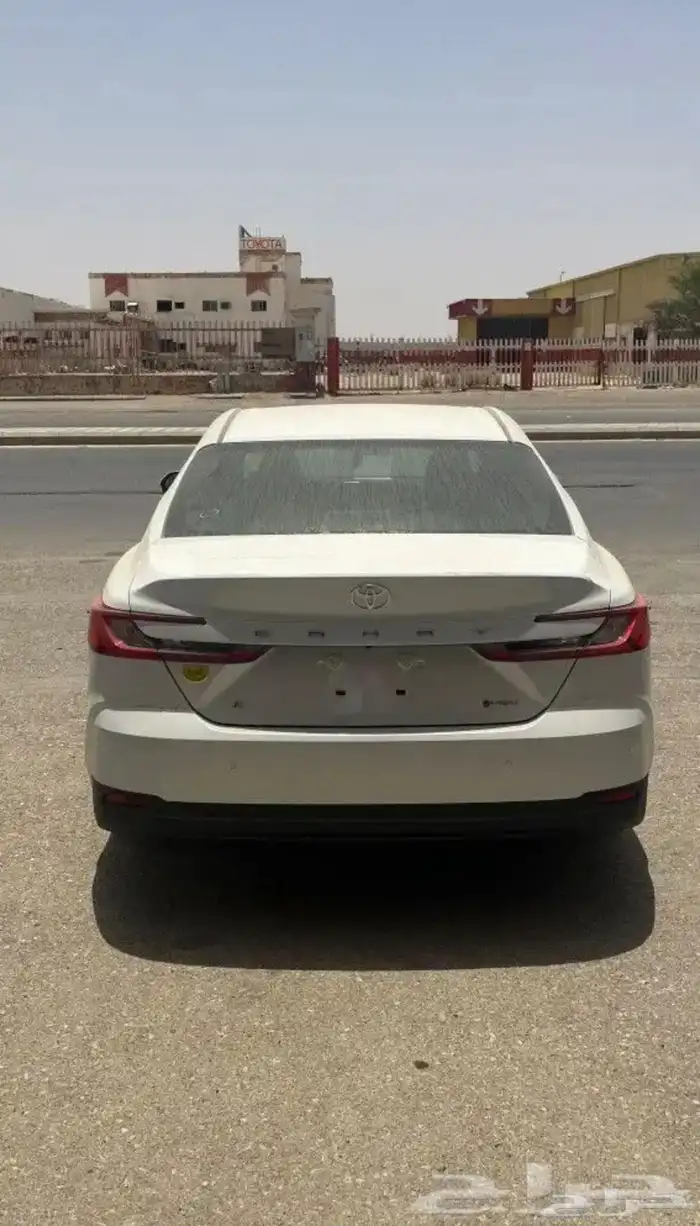 تويوتا كامري E هايبرد 2025 3