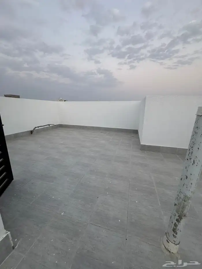 للبيع فيلا سكني في مخطط منح 99ج س حي البحيرات 25