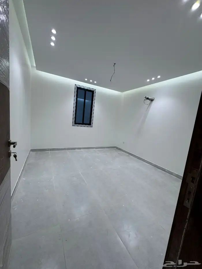 للبيع فيلا سكني في مخطط منح 99ج س حي البحيرات 7