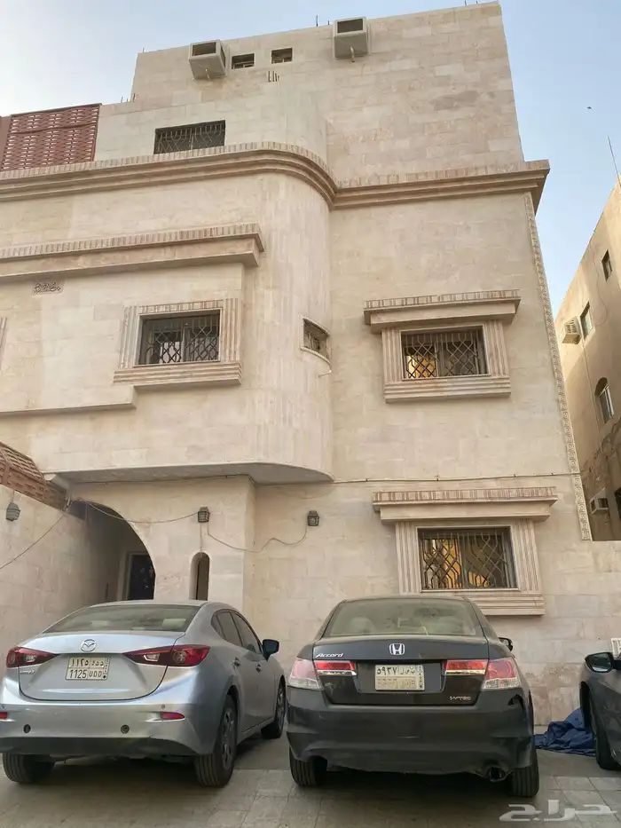 فيلا سكنية للبيع حي النعيم مكونة من 3 شقق موقع ممتاز 0