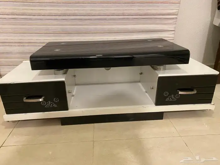 دولاب الشاشه نظيف جدا سليم مافي اي عيوب مترين ب 200 0