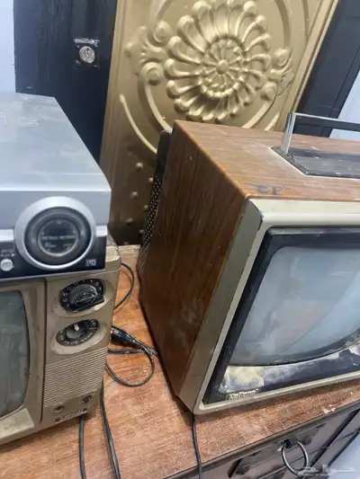 تلفزيون قديمه عددها اثنين تراثيه يابانيه فرار مع مسجل فديو 5