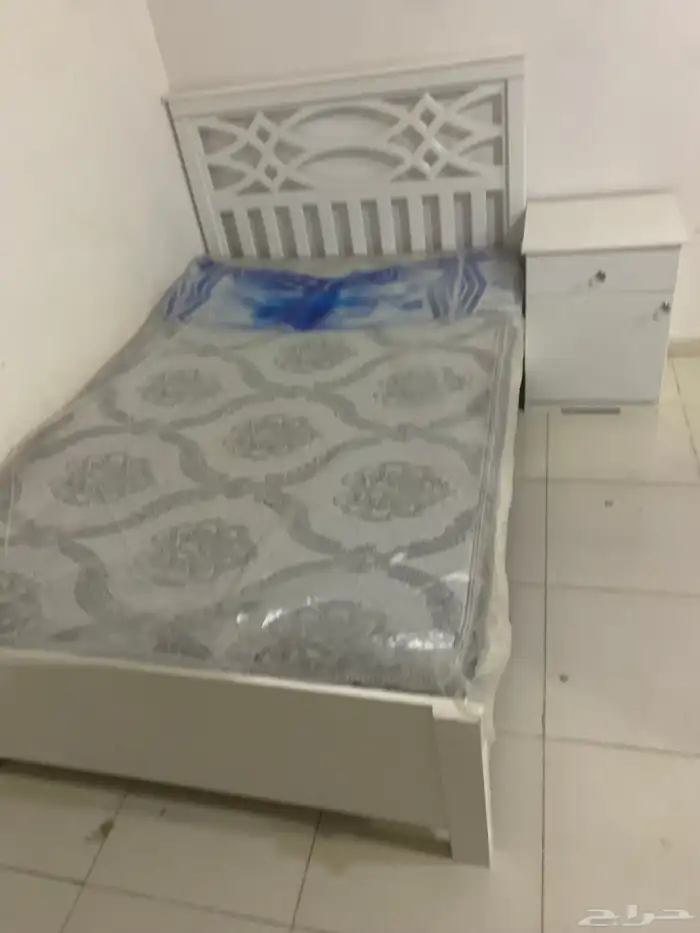 للبيع كرسي كومدينه دولاب جديد 0