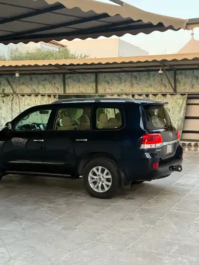 لاندكروزر gxr3 الموديل 2016 V8 4