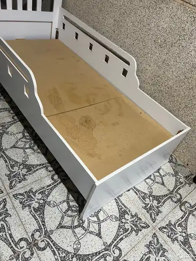 سرير وطاوله تلفزيون 1
