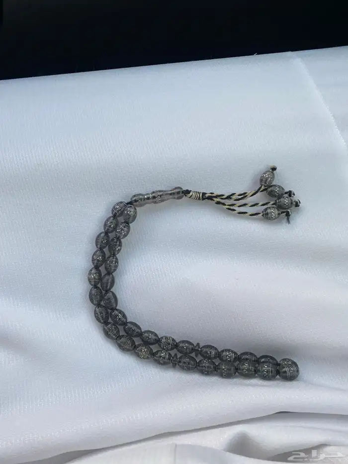 سبحة فخمة بلون دخاني محفور - شكل راق  ونظيفة - استخدام قليل 2