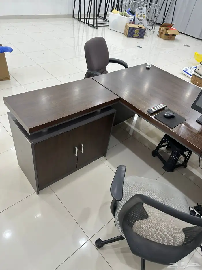 مكتب ومعاه درج صغير وكبير وخمس كراسي اثنين منها متحركه 1