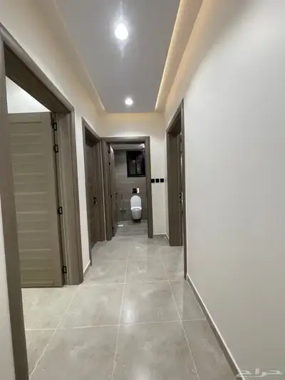 للبيع شقق علويه بسعر 530 الف بسطح خاص ومصعد شغال حى الضيافه 14