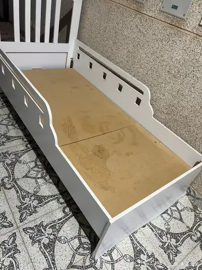 سرير وطاوله تلفزيون 0