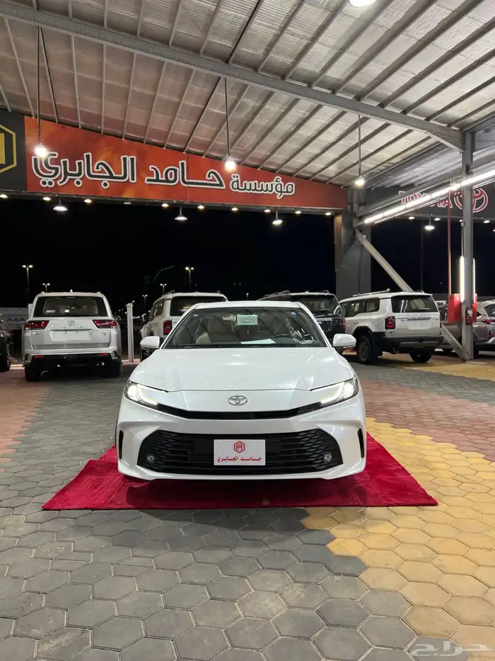 تويوتا  كامري E استاندر بنزين 2025 جديد 118.450شامل الضريبة 1