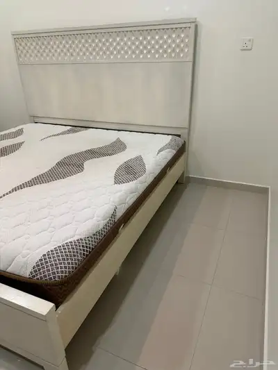 سرير اصلي كبير جدا استخدام سنه ونص مع المرتبه اصليه 0