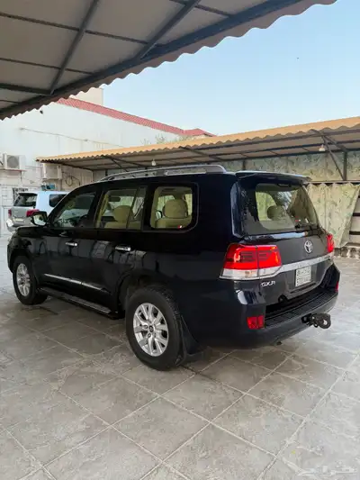 لاندكروزر gxr3 الموديل 2016 V8 7