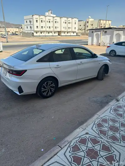 للبيع يارس 2023 أبيض لؤلؤي وأي بلس 1
