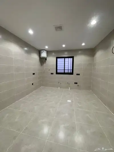 للبيع شقق علويه بسعر 530 الف بسطح خاص ومصعد شغال حى الضيافه 13