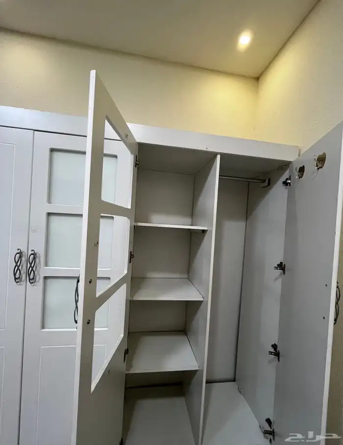 دولاب ملابس خشبي للبيع   تصميم عملي 3