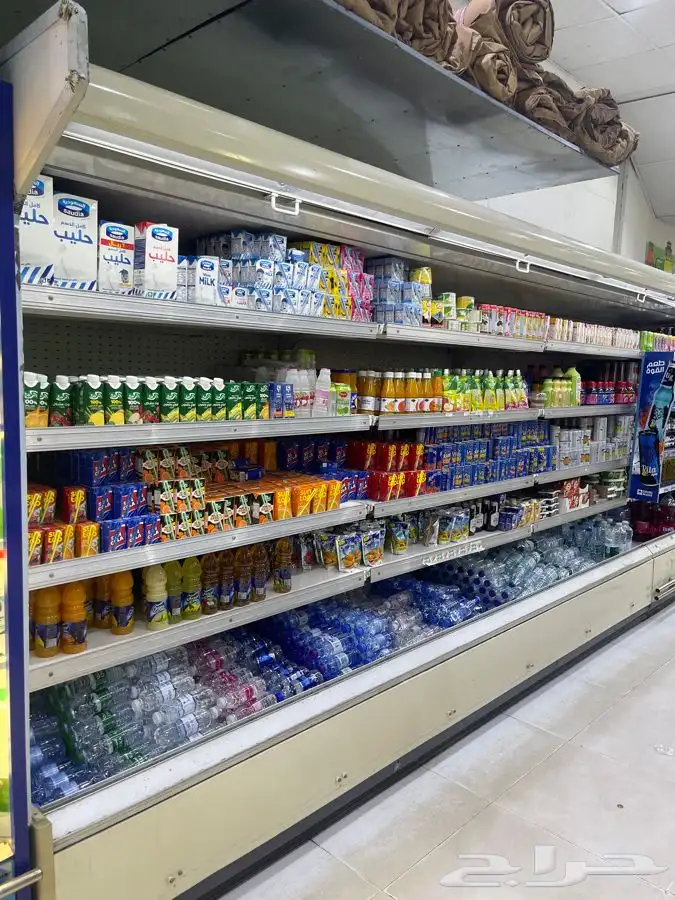 للبيع ثلاجه طوله تقريبآ 4 متر 0