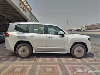 تويوتا لاندكروزر GXR L4 2025 بنزين عبداللطيف جميل 9