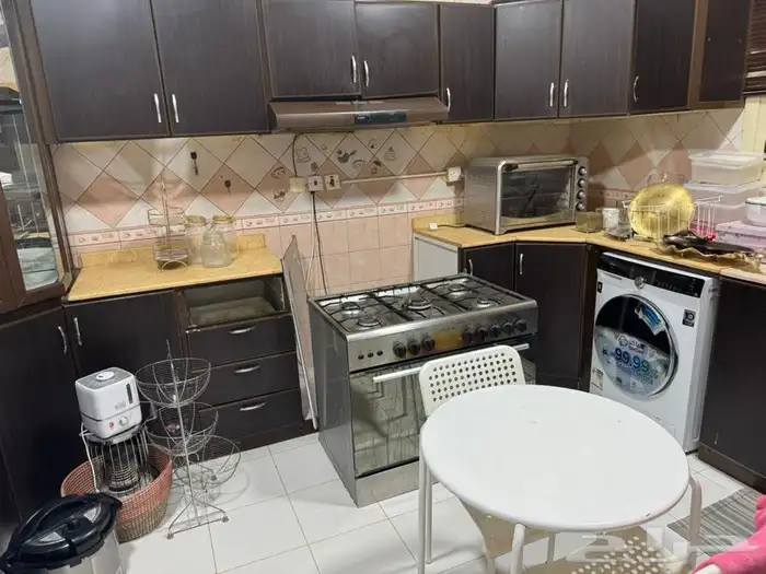 اثاث شقة فاخر للبيع وادوات كهربائية وطاولات طعام واسره 7