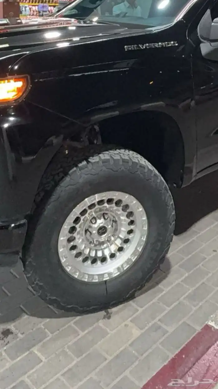للبيع جنوط بلاك رينو فضي مع كفرات سلفرادو وسييرا 0