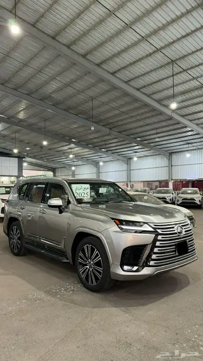 لكزس 2025 LX600 فئة BB ثلاث مقاعد شاشات سعودي ماشي 2300 كيلو 0