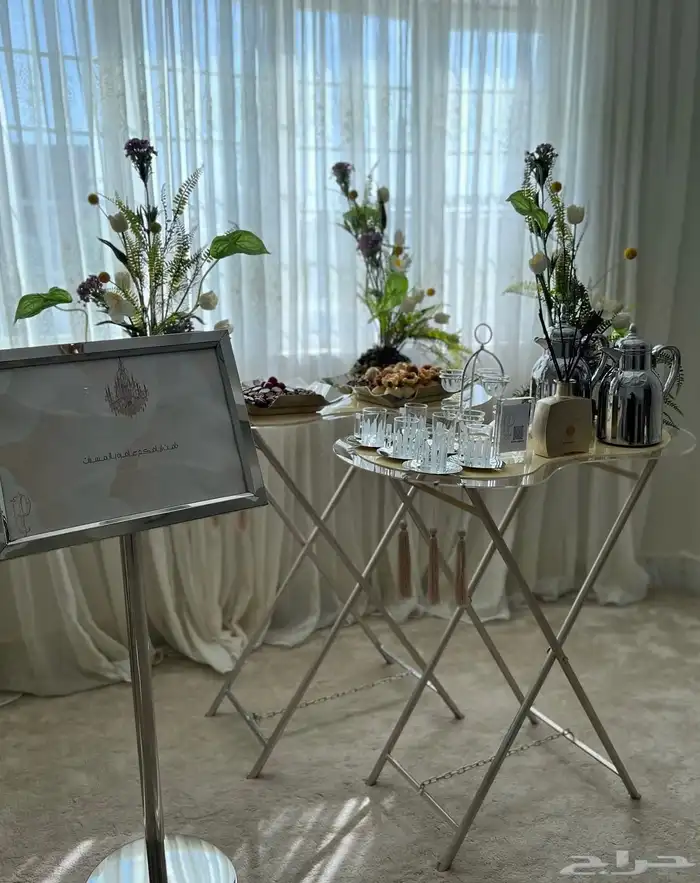 للبيع طاولة استقبال باغراضها كلها 0