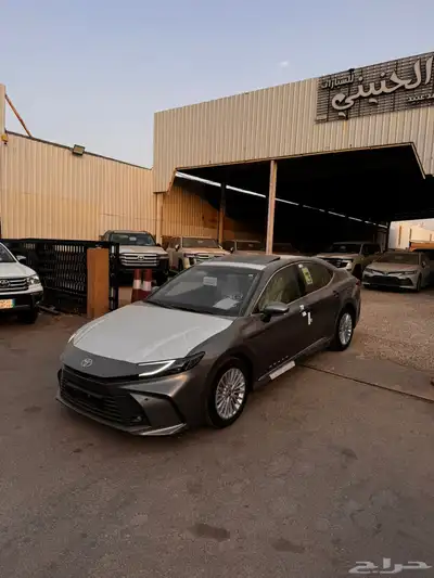 تويوتا كامري 2025 LE بنزين سعودي جديد اللون تيتانيوم 1