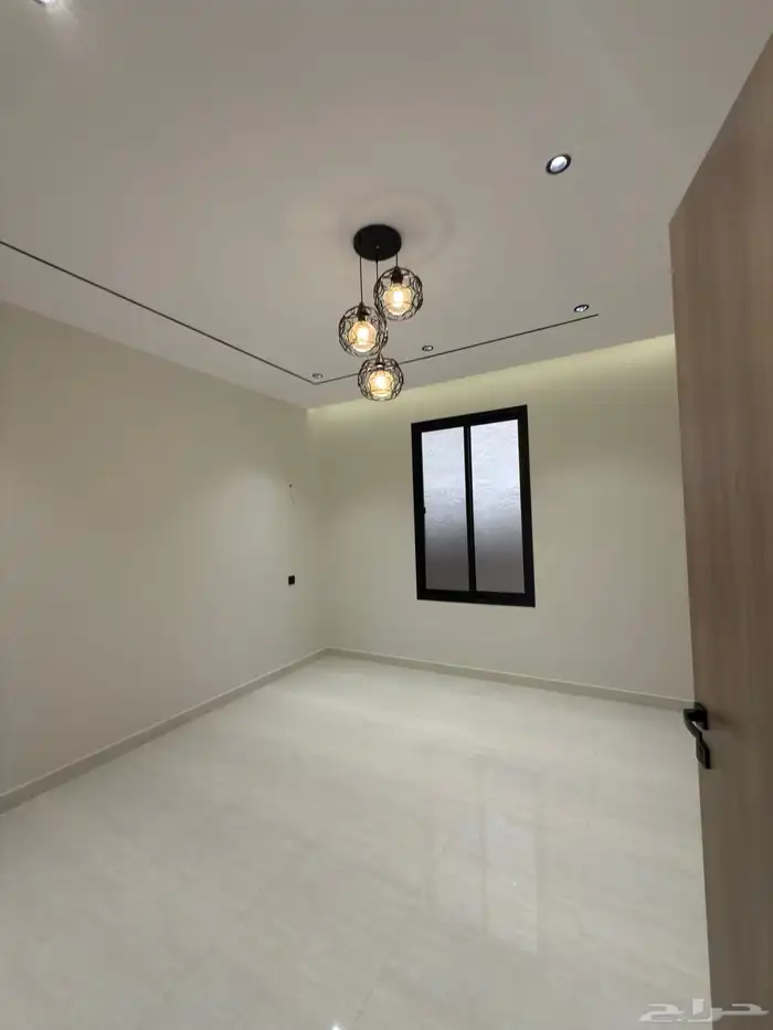 للبيع ادوار ارضيه بحوش وروفات علويه بدرج داخلى وخارجي 25