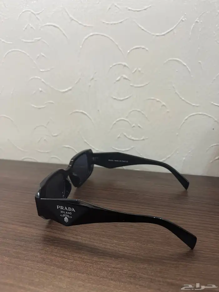 نظارة من شركة PRADA 1