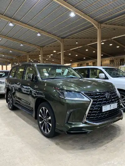 للبيع لكزس LX570 بلاك اديشن 2021 خليجي عداد قليل 65 الف 2