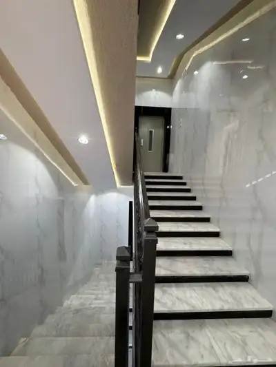 للبيع بالمحاله روف علوي دور ثاني مع ملحق بمدخل سياره 380م 34