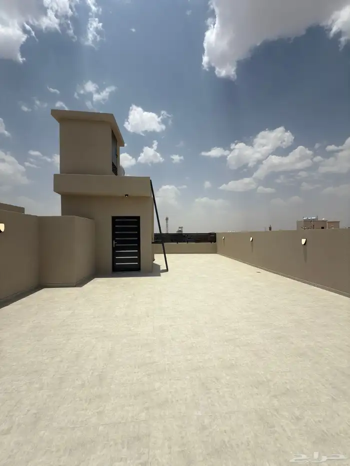 للبيع ادوار ارضيه بحوش وروفات علويه بدرج داخلى وخارجي 57