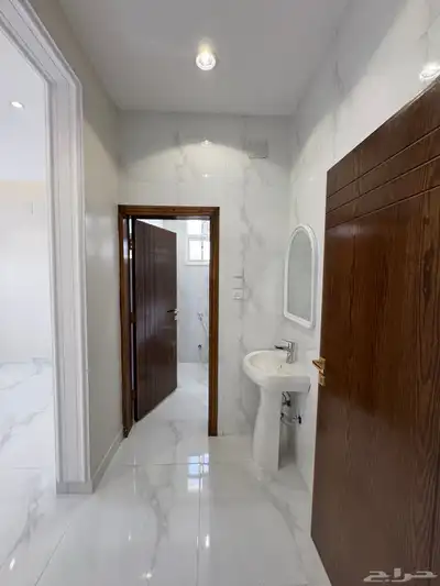 للبيع بالمحاله روف علوي دور ثاني مع ملحق بمدخل سياره 380م 21