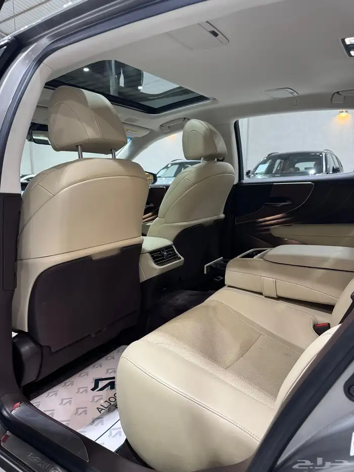 لكزس LS350L موديل 2018 فل كامل مستعمل . 11