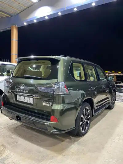 للبيع لكزس LX570 بلاك اديشن 2021 خليجي عداد قليل 65 الف 3