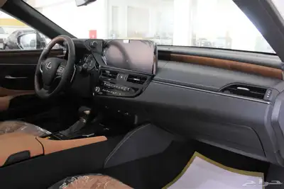 لكزس - ES300 Bh هايبرد - 2024 - نص فل - خليجي 6